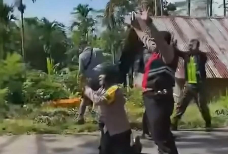 Polisi Berlutut Hentikan Bentrokan Warga di Manggarai, Aksi Humanis Viral di NTT
