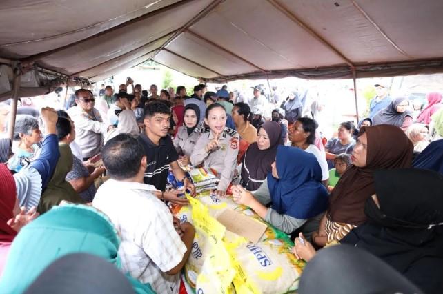 Polda Maluku Salurkan Lima Ton Beras Gratis kepada 1.000 Warga di Ambon Melalui Program Gerakan Pangan Murah