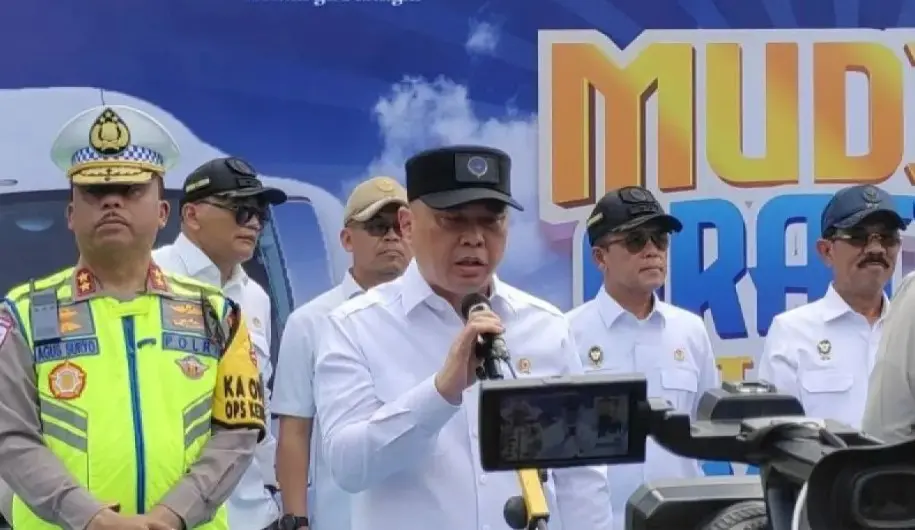 Menhub Dudy Purwagandhi Maklumi Sorakan Pemudik Saat Tinjau Antrean Panjang di Ketapang