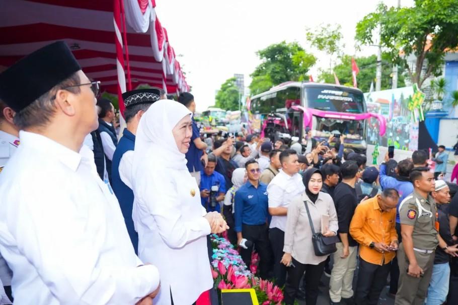 Gubernur Khofifah Berangkatkan 4.000 Pemudik Gratis dan Raih Rekor Nasional Pembangunan Palang Pintu Kereta