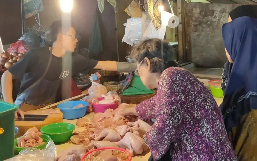Harga Ayam di Pasar Tomang Barat Melonjak Jelang Idul Fitri 1447 H Akibat Lonjakan Permintaan