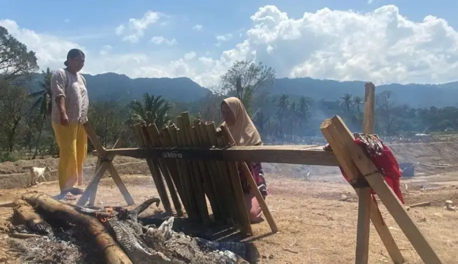 Warga Tukka Tetap Bakar Lemang di Atas Reruntuhan Rumah Terdampak Banjir Demi Jaga Tradisi Lebaran
