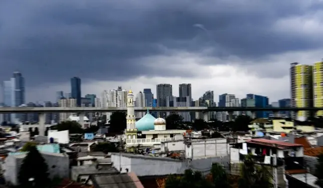 BMKG Memprakirakan Awan Tebal dan Hujan Ringan Selimuti Jakarta Sepanjang Sabtu