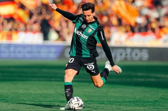 Lens Hancurkan Angers 5-1 dan Rebut Puncak Klasemen Liga Prancis