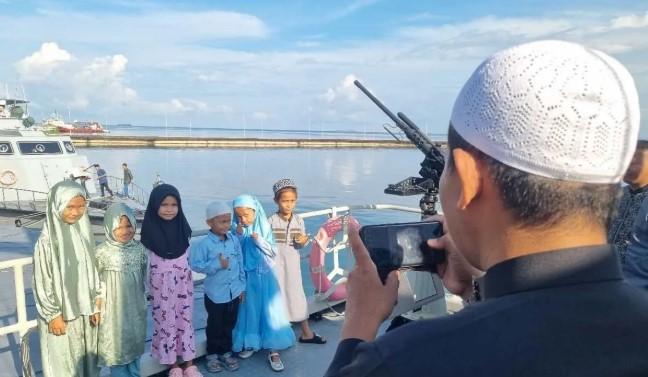 Ribuan Warga Makassar Serbu Kapal Perang KRI Usai Salat Id di Mako Koarmada VI