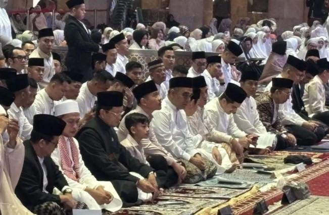 Gibran Rakabuming Shalat Id di Masjid Istiqlal Bersama Menteri, Presiden Prabowo Berlebaran di Aceh