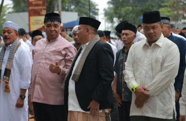 Wamenaker Afriansyah Noor Laksanakan Shalat Id di Batusangkar, Tekankan Makna Silaturahmi Lebaran