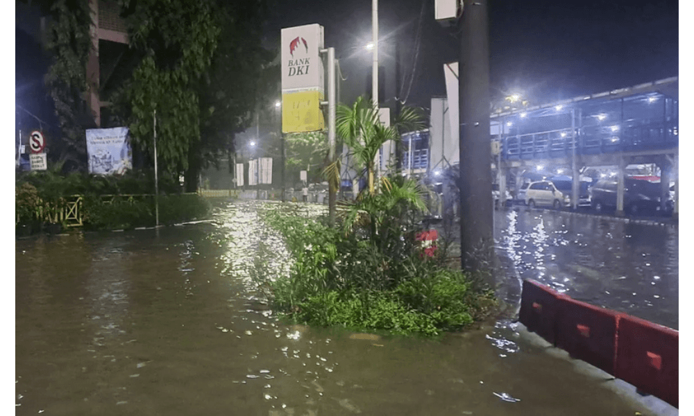 Genangan Air di Terminal Kampung Rambutan Akibat Luapan Kali Cipinang, Operasional Bus Tetap Normal