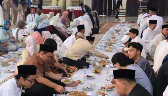 Gubernur Kalbar Ria Norsan Lestarikan Tradisi Saprahan dalam Open House Lebaran 2026 di Pontianak