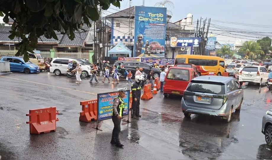 Polisi Tutup Jalur Puncak-Cianjur untuk Antisipasi Kemacetan Parah H+3 Lebaran