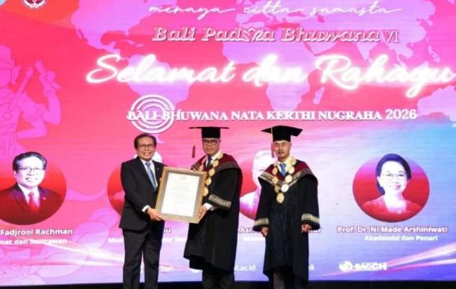 ISI Bali Anugerahkan Penghargaan Internasional kepada Dubes Fadjroel Rachman atas Kontribusi Seni dan Humanisme