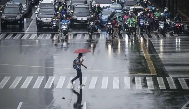 BMKG Prakirakan Hujan Ringan Guyur Jakarta pada Senin Sore hingga Malam Hari