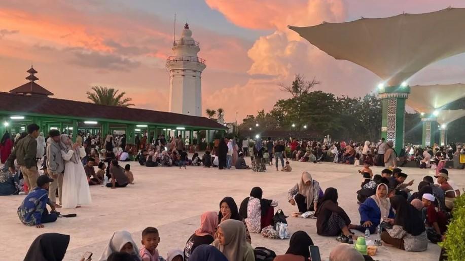 Ribuan Peziarah Padati Kawasan Banten Lama Saat Libur Lebaran 2026, Payung Raksasa Jadi Daya Tarik Baru