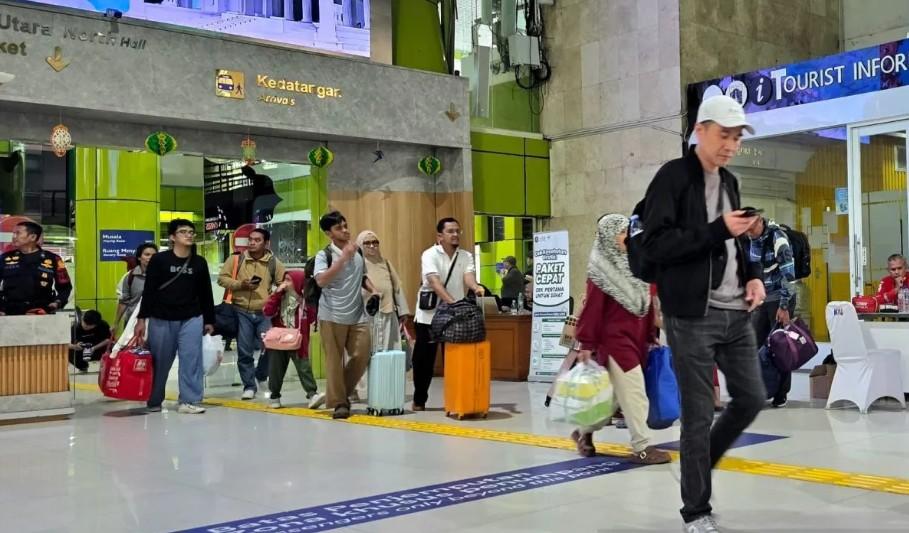 Arus Balik Lebaran, Ribuan Pemudik Padati Stasiun Gambir dan KAI Siapkan Antisipasi Kepadatan