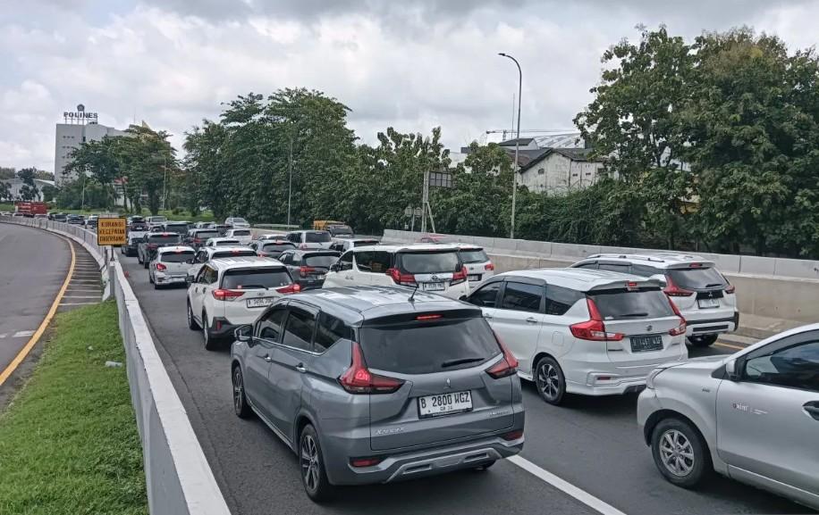 Arus Balik Memuncak, Trafik di GT Kalikangkung Tembus 3.000 Kendaraan per Jam Menuju Jakarta