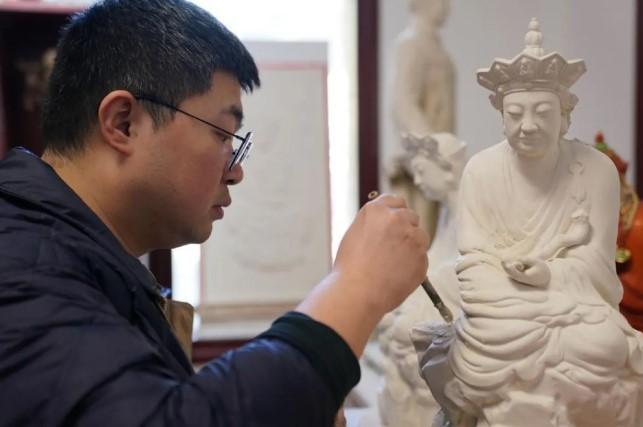 Patung “Buddha Tanpa Kata” Viral dan Hidupkan Kembali Seni Porselen Klasik China