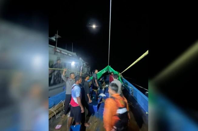 Lima Korban KM Anaya Terbakar Berhasil Dievakuasi dan Dilarikan ke Rumah Sakit