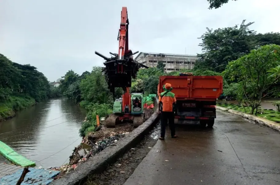 Pemprov DKI Alihkan Penampungan Sampah dari Kali Pesanggrahan ke TPS Besar Usai Penutupan Permanen di TPU Tanah Kusir