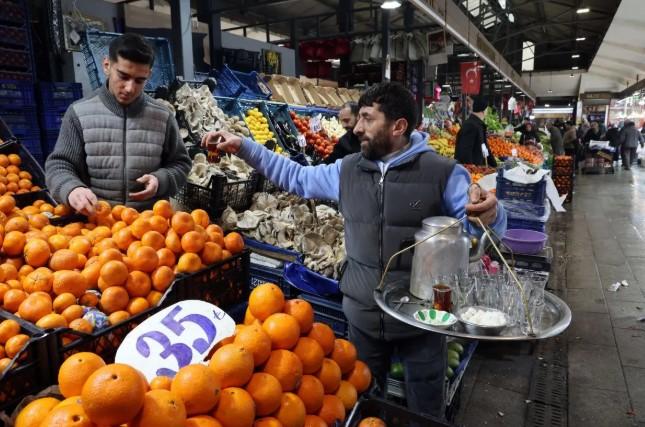Tradisi Ikonik Penjual Teh Keliling di Ankara Jadi Daya Tarik Budaya Turki