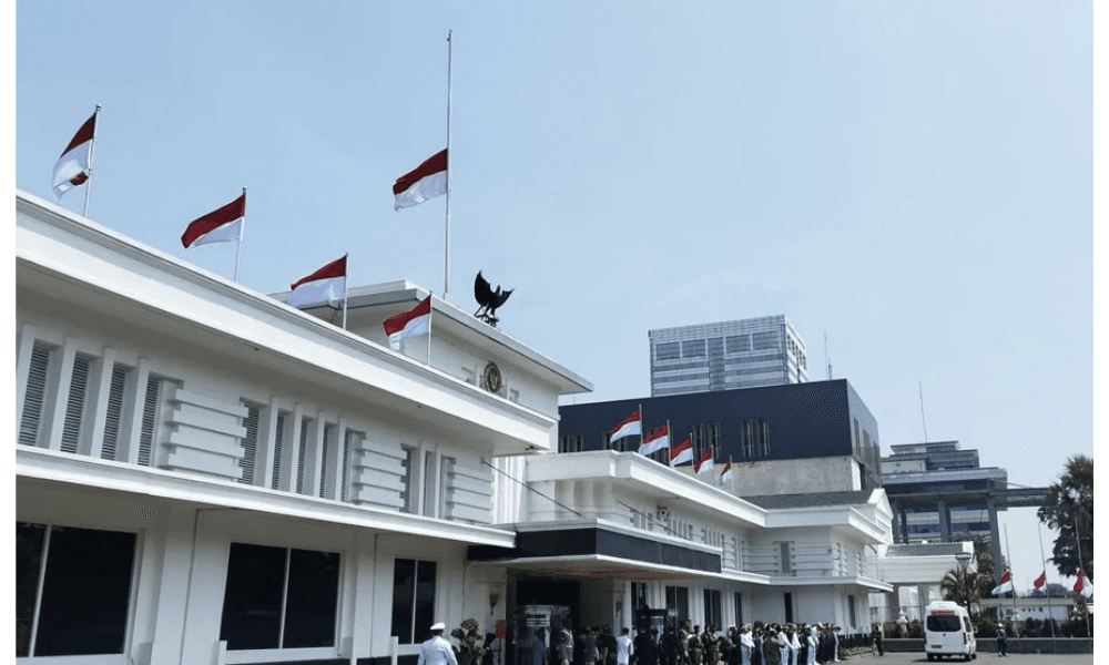 Kemenhan Kibarkan Bendera Setengah Tiang untuk Hormati Juwono Sudarsono