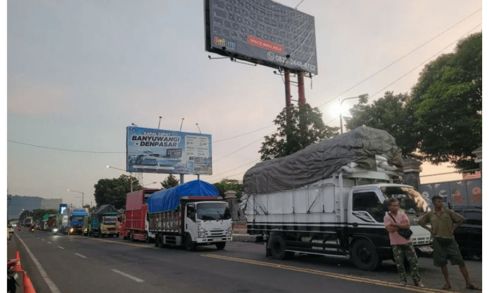 Ratusan Truk Antre Hingga 12 Jam di Pelabuhan Ketapang Saat Arus Balik Lebaran