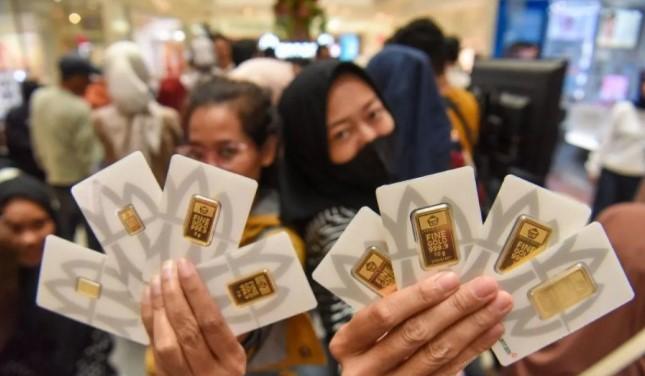 Harga Emas Antam Turun Rp30.000, Kini di Level Rp2,807 Juta per Gram
