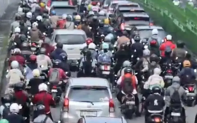 Hari Pertama Kerja Usai Lebaran, Arus Kendaraan di Jatinegara Jakarta Timur Kembali Padat dan Macet