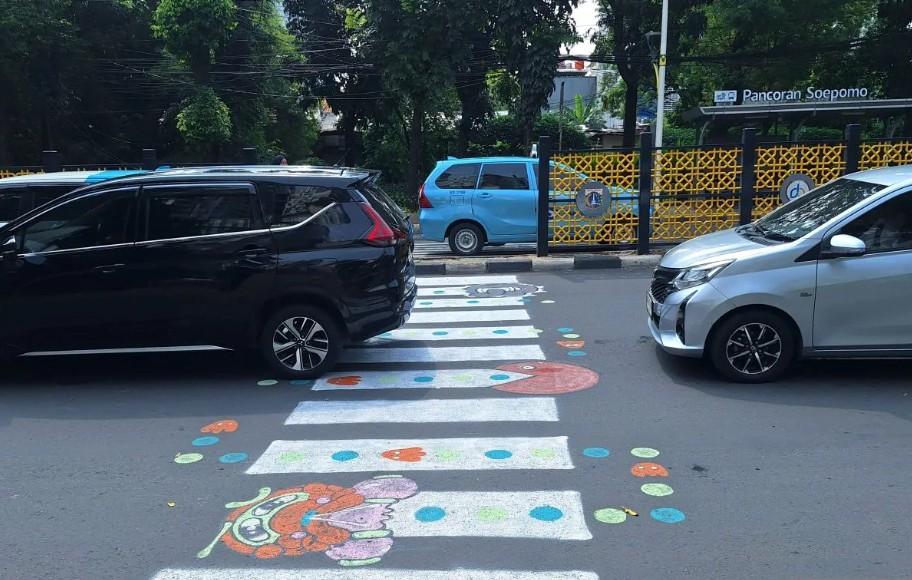 Warga Tebet Gambar Ulang Zebra Cross Bergaya Pac Man, Soroti Minimnya Fasilitas Penyeberangan Aman