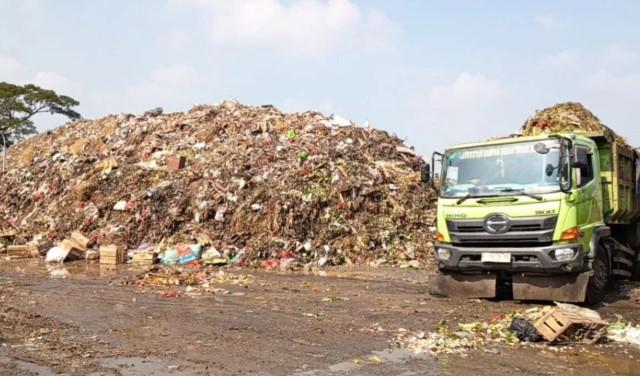 Pedagang Keluhkan Tumpukan Sampah Menggunung di Pasar Induk Kramat Jati