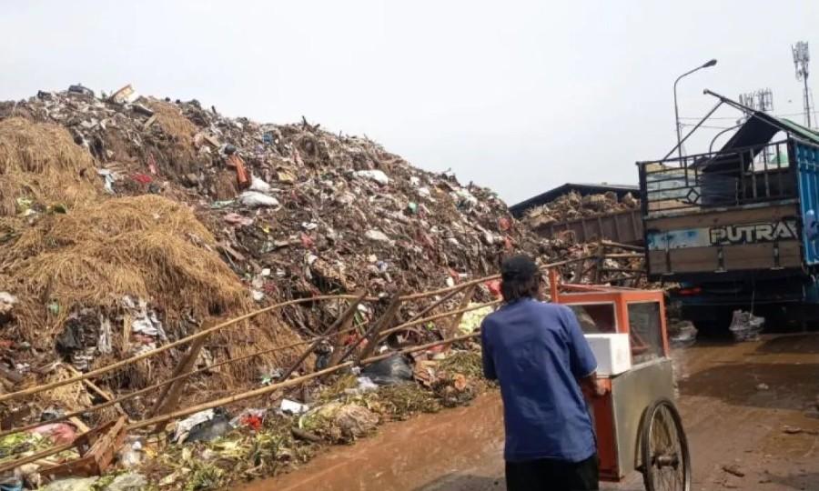 Gunungan Sampah Menggunung di Pasar Induk Kramat Jati Belum Teratasi Meski Pengangkutan Berhari-hari