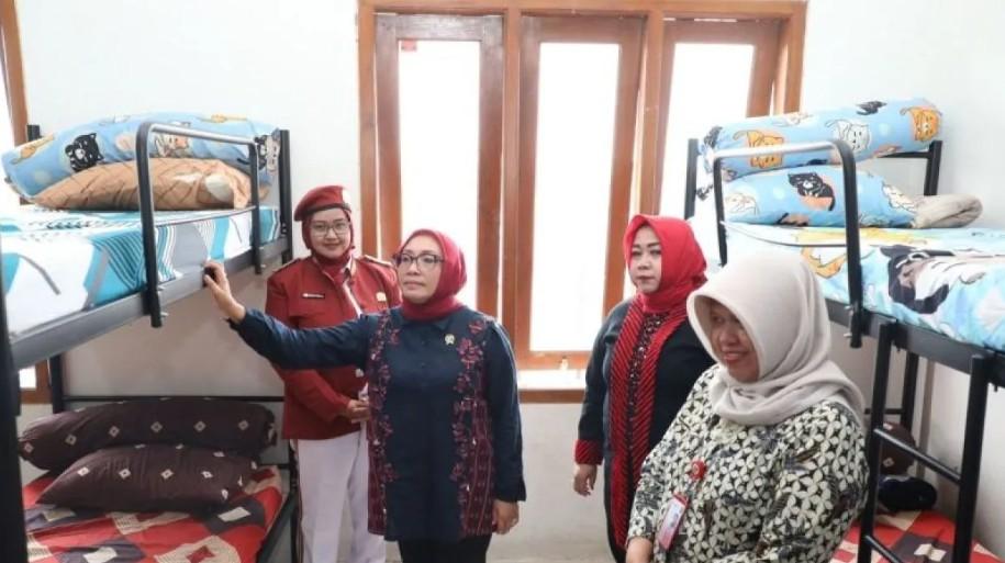 Menteri Arifah Fauzi Tegaskan Sekolah Harus Bebas Perundungan Saat Tinjau Sekolah Rakyat Ponorogo