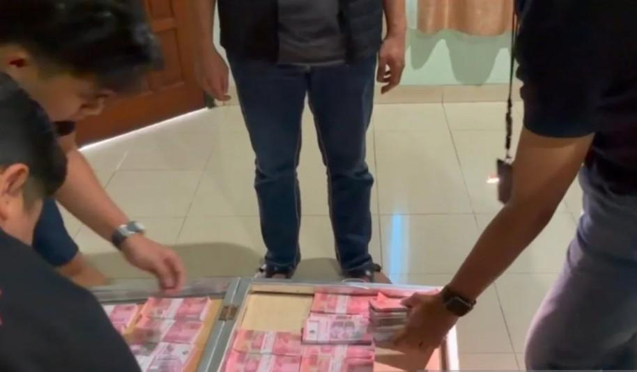 Polisi Bongkar Sindikat Uang Palsu Rp100 Ribu di Bogor, Pelaku Ditangkap di Hotel Kemang