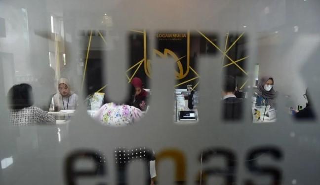 Harga Emas Antam Turun Rp10.000, Kini Dibanderol Rp2,827 Juta per Gram pada Selasa Pagi