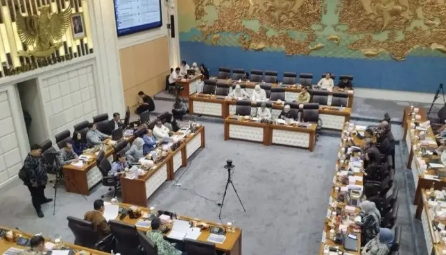 Komisi VII DPR Bahas Dampak Mudik dan Geopolitik terhadap Sektor Pariwisata Bersama Menpar