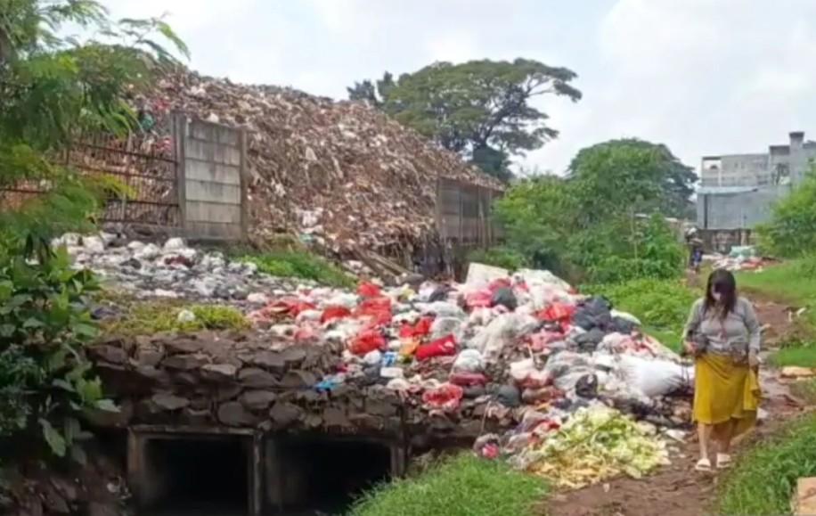 Tembok TPS Pasar Induk Kramat Jati Roboh, Sampah Menggunung Ancam Picu Banjir dan Pencemaran Lingkungan