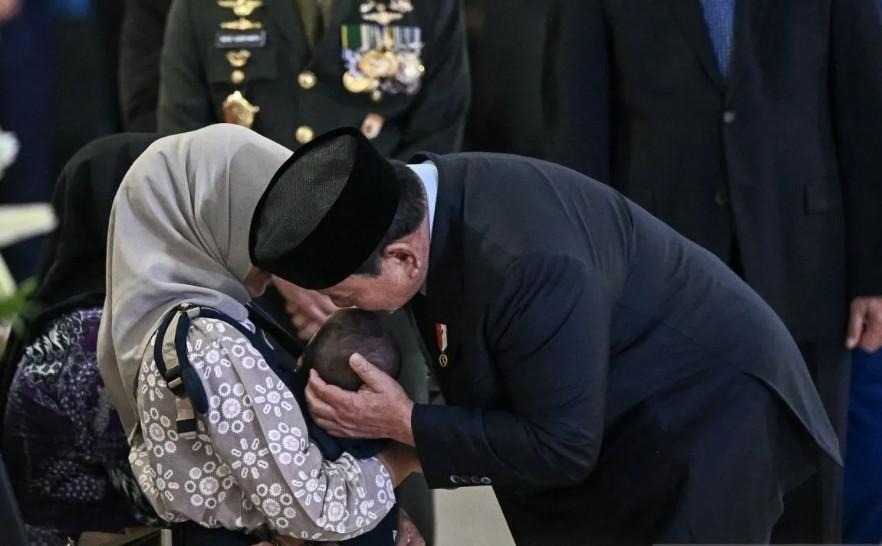 Presiden Prabowo Subianto Hadiri Takziah Prajurit TNI Gugur di Bandara Soekarno-Hatta, Momen Haru Saat Menguatkan Keluarga