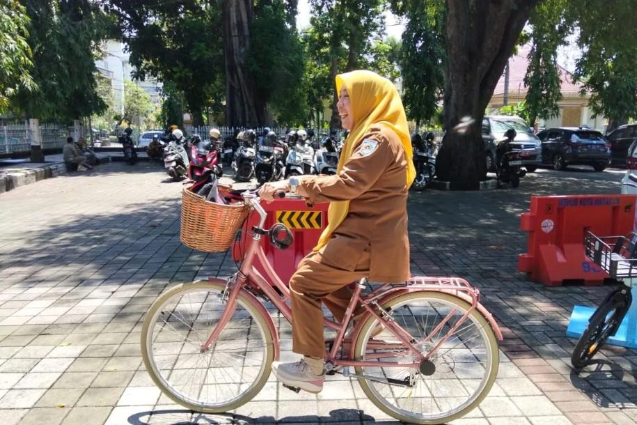 Pejabat Eselon II Mataram Naik Sepeda ke Kantor Demi Efisiensi BBM dan Anggaran