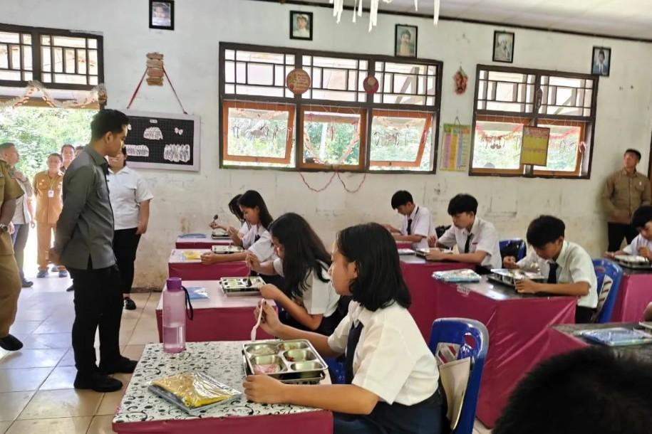 Wapres Gibran Tinjau Program Makan Bergizi Gratis di Minahasa dan Soroti Perbaikan Fasilitas Sekolah