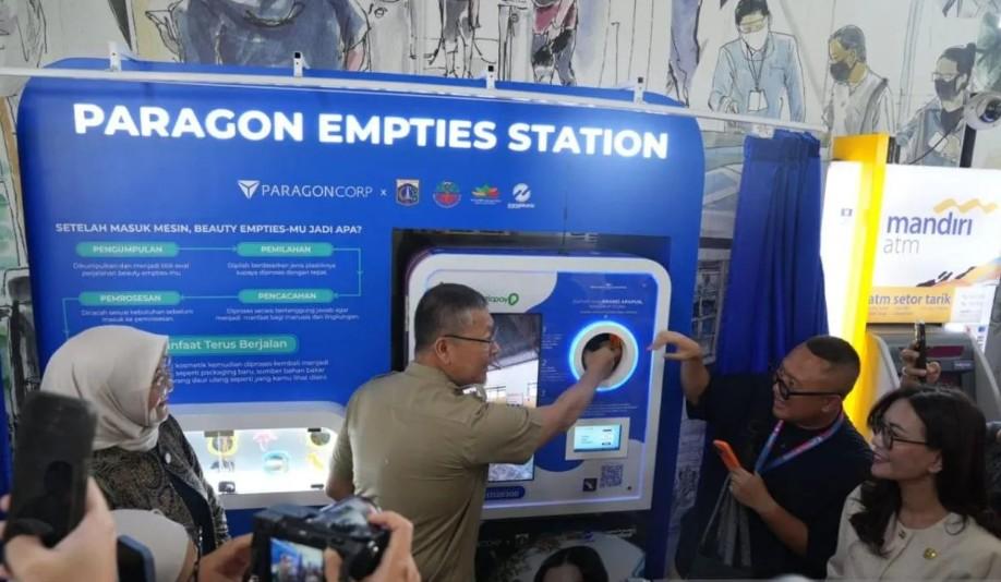 Paragon Hadirkan Smart Dropbox di Halte Transjakarta untuk Dorong Daur Ulang Kemasan Perawatan Diri
