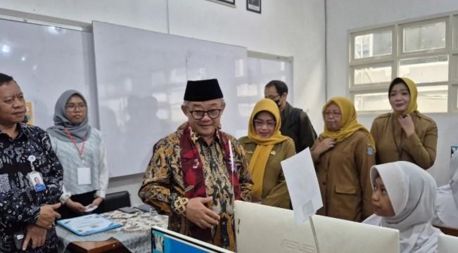Mendikdasmen Nilai Pelaksanaan TKA SMP Hari Kedua di Surabaya Berjalan Lancar dan Disambut Antusias Siswa