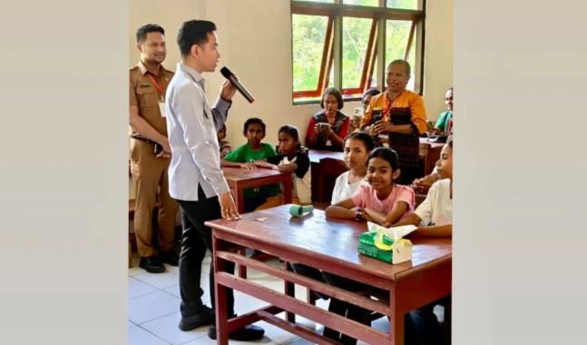 Wapres Gibran Janji Cari Solusi Tingkatkan Kesejahteraan Guru Honorer di SD Inpres Kaniti Kupang