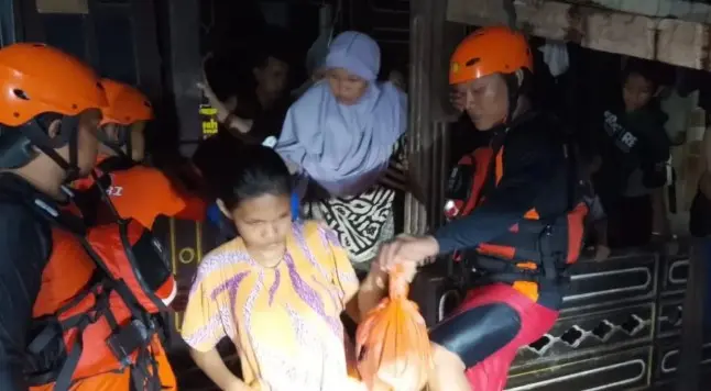 Tim SAR Evakuasi 100 Warga Terdampak Banjir di Manokwari Papua Barat