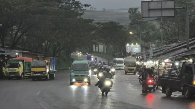 BMKG Prakirakan Hujan Guyur Sebagian Besar Kota Besar di Indonesia pada Rabu