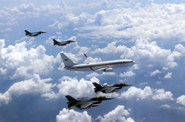 Pengawalan Enam Pesawat Tempur Warnai Penerbangan Presiden Prabowo pada HUT ke-80 TNI AU