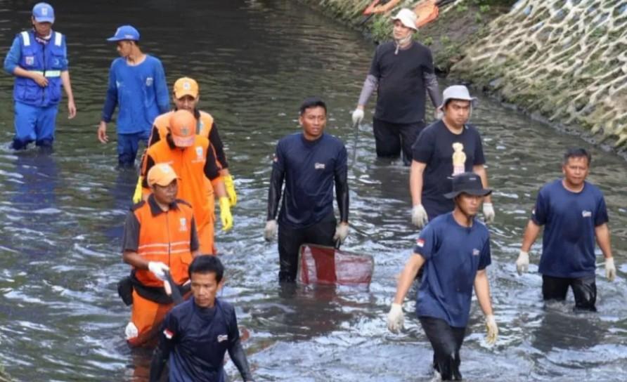 Gubernur Pramono Dukung Penangkapan Ikan Sapu-Sapu di Kali Cideng untuk Lindungi Ekosistem dan Kesehatan Warga