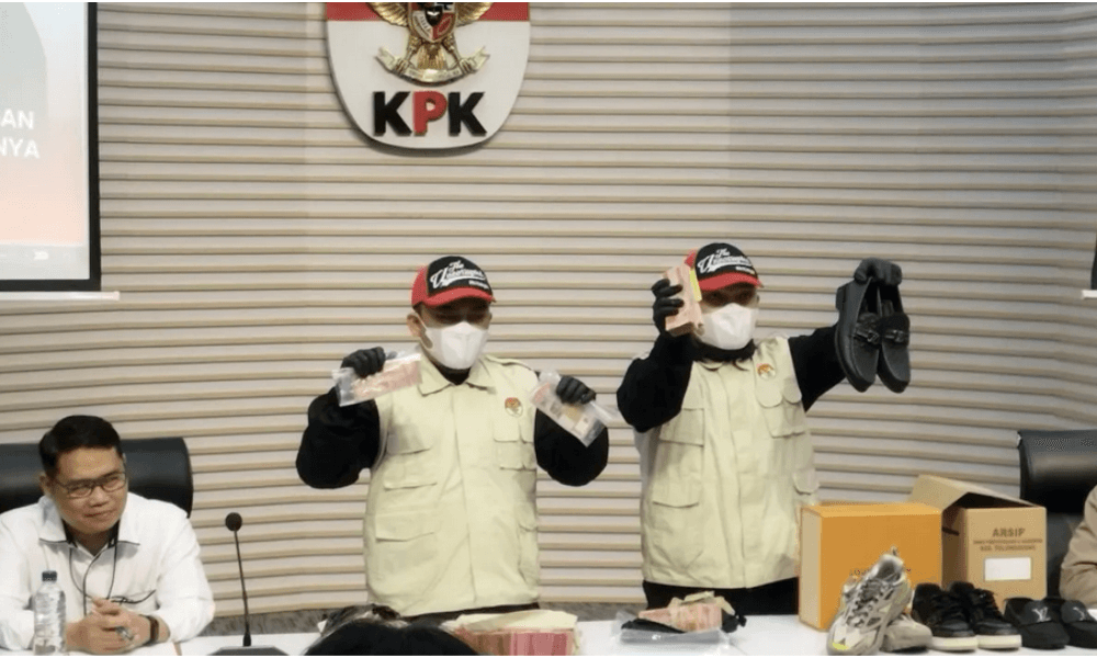 KPK Sita Sepatu Mewah Louis Vuitton dalam OTT Bupati Tulungagung