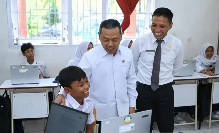 Wamen Fajar Pastikan Sekolah Rakyat Didukung Guru Berkualitas saat Kunjungan ke Lombok Barat