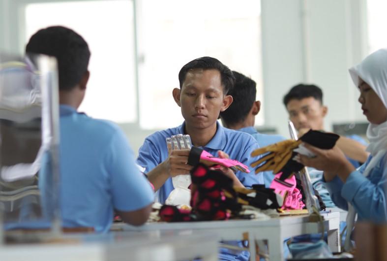 Dari Bantul, PT Samku Glove Indonesia Ekspor 147 Karton Sarung Tangan ke Amerika Serikat