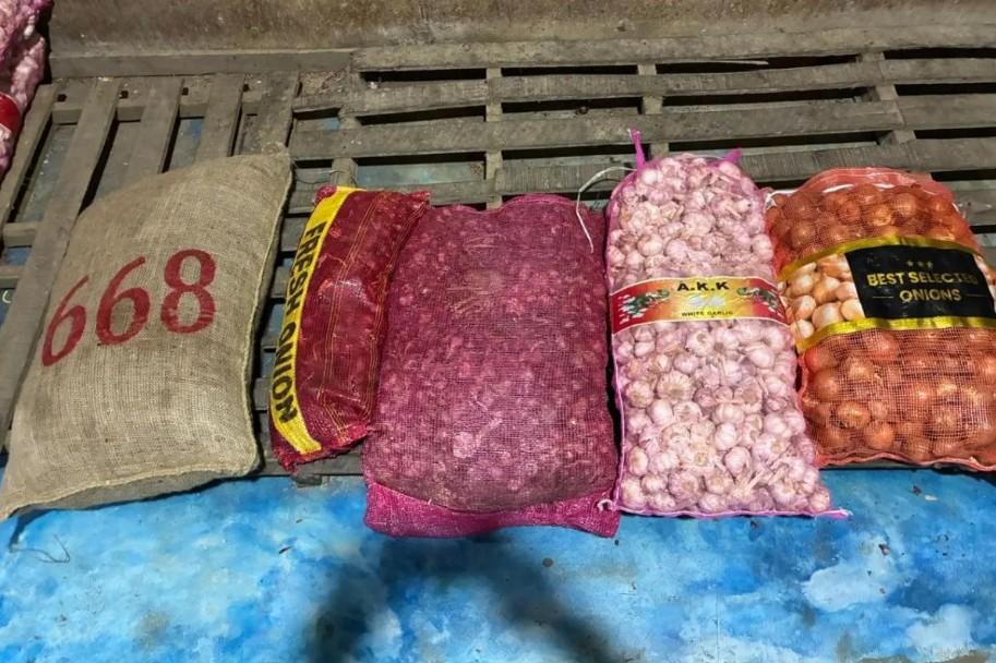 Satgas Gakkum Bareskrim Polri Bongkar Impor Ilegal Bawang dan Cabai Kering di Pontianak Selatan