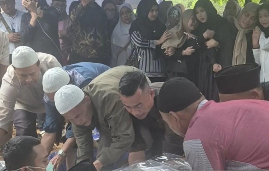 Tangis Haru Iringi Pemakaman Korban Helikopter PK-CFX Fauzi Orbanta di Jambi